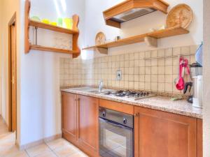 Farmhouse in Marsciano with vineyards olive groves