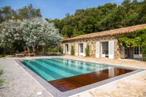 Villas Mas provencal avec piscine chauffee, tennis, petanque, vue mer, 20 min St Tropez : photos des chambres