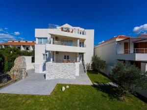 Modern villa in Nin by the sea 