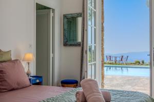 Villas Mas provencal avec piscine chauffee, tennis, petanque, vue mer, 20 min St Tropez : photos des chambres