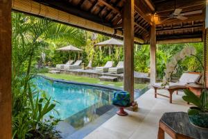 Oost Indies - Luxury Joglo Villa Seminyak, Fully Staffed, Walk to Beach
