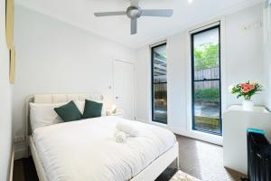 Wahroonga 2Br warm home near train