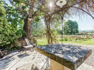 Charming Cottage in Oppède amidst Vineyards