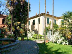Cosy Farmhouse in Bacchereto with Swimming Pool