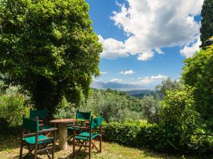 Cosy Farmhouse in Bacchereto with Swimming Pool