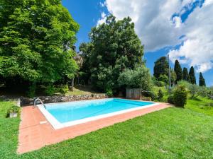 Cosy Farmhouse in Bacchereto with Swimming Pool