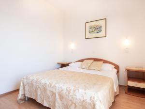 Snug Apartment in Celina with Swimming Pool