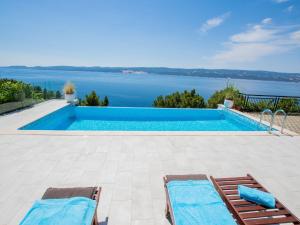 Snug Apartment in Celina with Swimming Pool