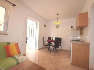 Modern Apartment in Banjole with Pool