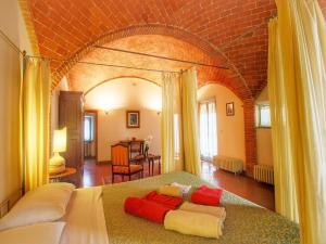 Expensive Villa with Tennis Court in Sinalunga