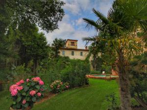 Expensive Villa with Tennis Court in Sinalunga
