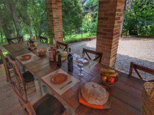 Expensive Villa with Tennis Court in Sinalunga