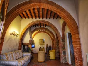 Expensive Villa with Tennis Court in Sinalunga