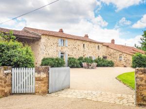 Maisons de vacances Holiday Home in Saint-Laurent-de-la-Salle with Pool : photos des chambres