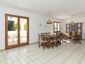 Small building with 4 apartments close to the beach