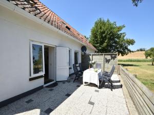 Cozy Holiday Home in Zonnemaire near lakebeach