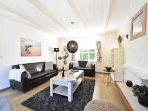 Cozy Holiday Home in Zonnemaire near lakebeach