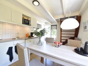 Cozy Holiday Home in Zonnemaire near lakebeach