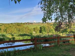 Maisons de vacances Holiday Home Saint-Paul-du-Bois Pool : photos des chambres