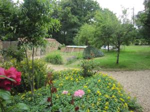 Maisons de vacances Holiday Home Saint-Paul-du-Bois Pool : photos des chambres
