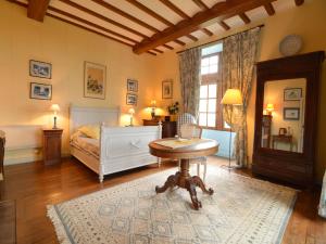 Maisons de vacances Holiday Home Saint-Paul-du-Bois Pool : photos des chambres