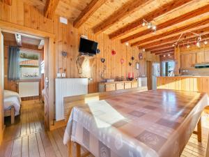 Chalets Chalet in Harreberg with Garden Views : photos des chambres