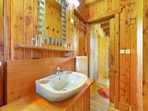 Chalets Chalet in Harreberg with Garden Views : photos des chambres