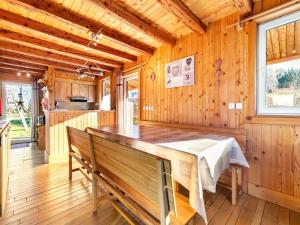 Chalets Chalet in Harreberg with Garden Views : photos des chambres