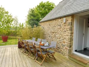 Maisons de vacances Peaceful Holiday Home in Plouguin with Indoor Pool : photos des chambres
