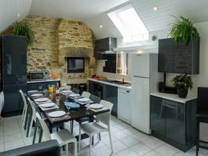 Maisons de vacances Peaceful Holiday Home in Plouguin with Indoor Pool : photos des chambres
