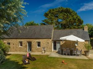Maisons de vacances Peaceful Holiday Home in Plouguin with Indoor Pool : photos des chambres