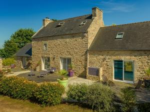 Maisons de vacances Peaceful Holiday Home in Plouguin with Indoor Pool : photos des chambres