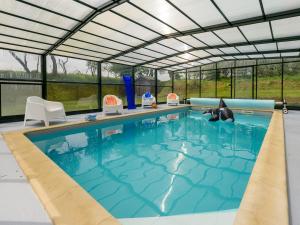 Maisons de vacances Peaceful Holiday Home in Plouguin with Indoor Pool : photos des chambres