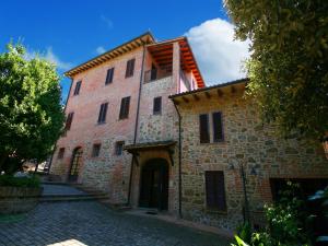 Air-conditioned flat with pool and wellness area