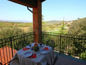Air-conditioned flat with pool and wellness area
