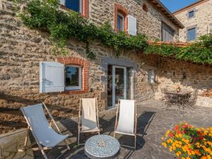 Maisons de vacances Holiday Home in Saint-Beauzire with Garden and Private Terrace : photos des chambres