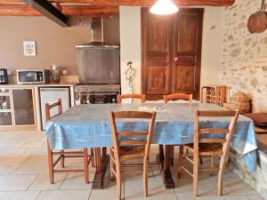 Maisons de vacances Holiday Home in Saint-Beauzire with Garden and Private Terrace : photos des chambres