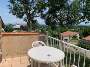 Maisons de vacances Holiday Home in Saint-Beauzire with Garden and Private Terrace : photos des chambres
