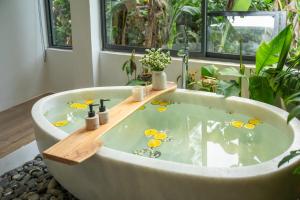 Rice field view 3BR home with Jacuzzie - Nexflit premium free