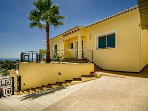 Unique villa in Moraira with infinity pool