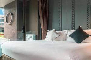 Luxury King Bed Apartment with Pool View and Sauna