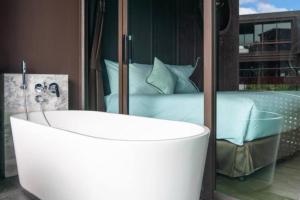 Luxury King Bed Apartment with Pool View and Sauna