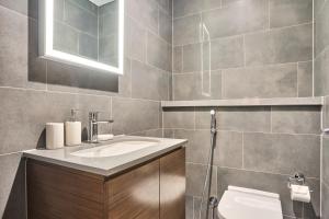 STAY BY LATINEM Luxury 1BR Holiday Home CB 1414 Near Downtown