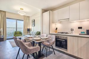 STAY BY LATINEM Luxury 1BR Holiday Home CB 1414 Near Downtown