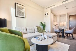 STAY BY LATINEM Luxury 1BR Holiday Home CB 1414 Near Downtown