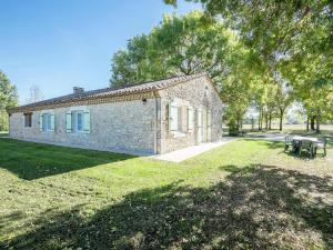 Maisons de vacances Spacious Holiday Home in Saint-Nexans with Terrace : photos des chambres