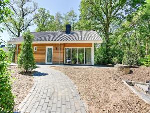 House in Reutum with Jacuzzi & Forest View