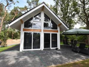 House in Reutum with Jacuzzi & Forest View