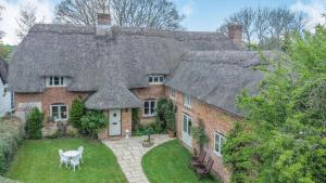 Beautiful thatched country 4 Bedroom Cottage