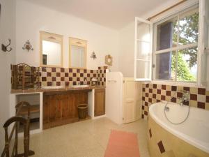 Maisons de vacances Holiday Home in Pertuis with Pool and Views : photos des chambres